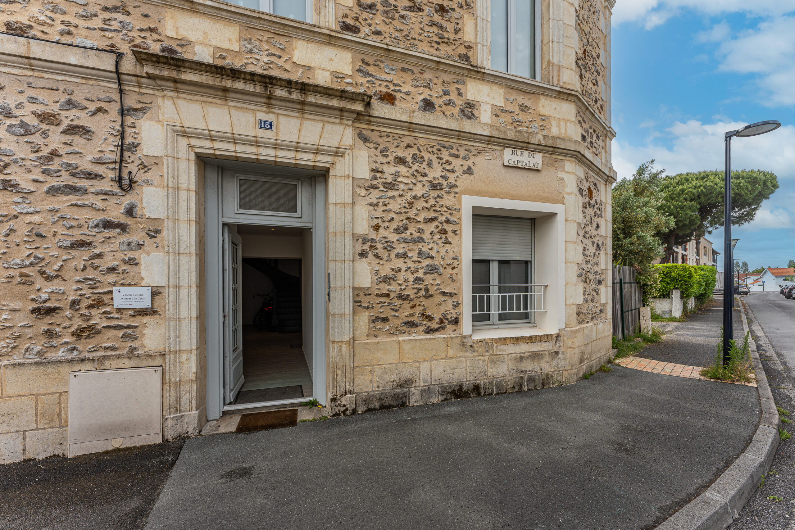 Vue de la façade extérieure de notre appartement, caractérisée par ses élégantes pierres historiques. La structure combine un charme ancien avec des touches de modernité, reflétant l'atmosphère accueillante de La Teste-de-Buch, un endroit idéal pour des vacances détendues et enrichissantes.